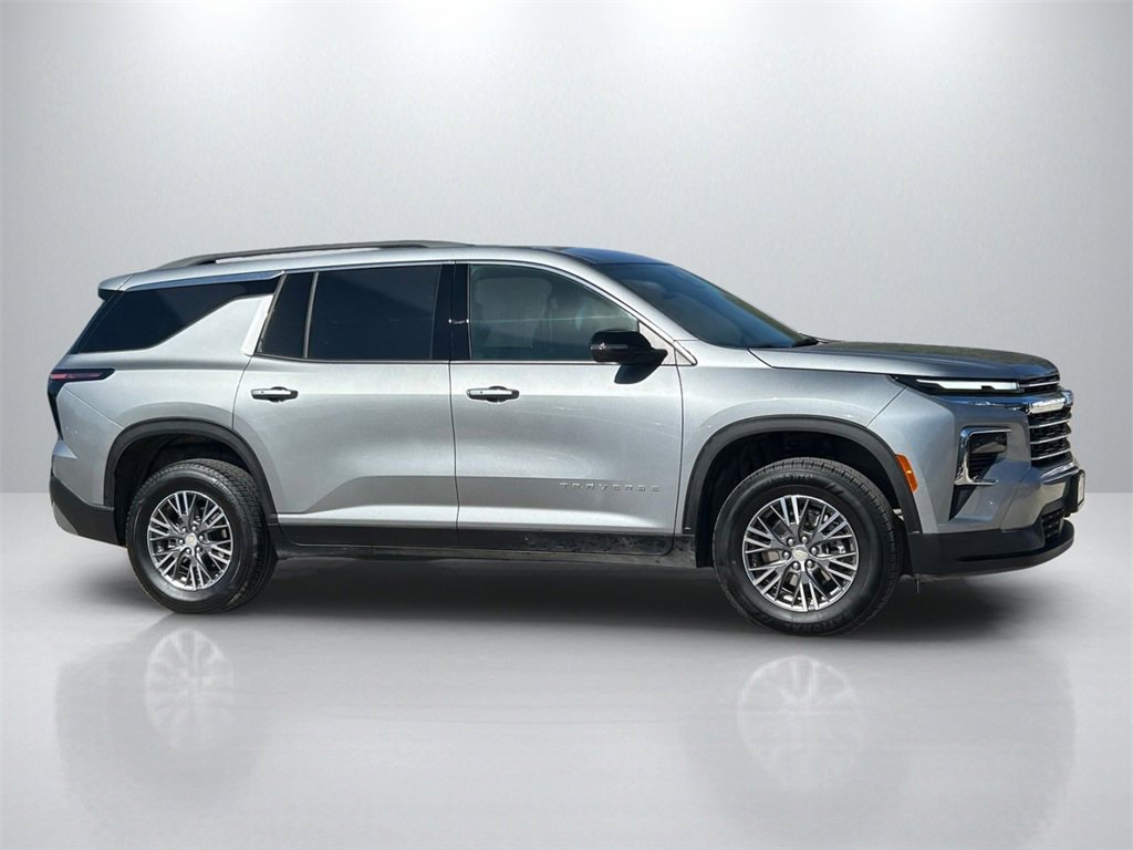 Used 2025 Chevrolet Traverse LT image 4