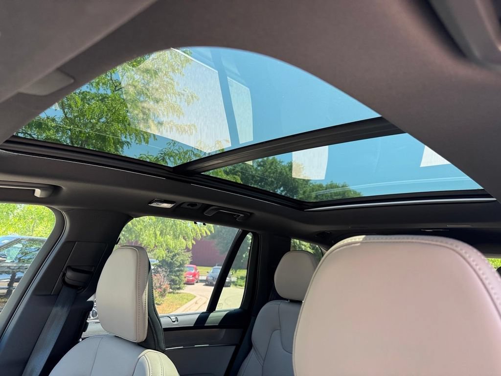 Certified 2025 Volvo XC90 B5 Ultra AWD/4WD image 7