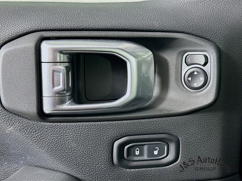 Used 2020 Jeep Wrangler Unlimited Sahara image 23