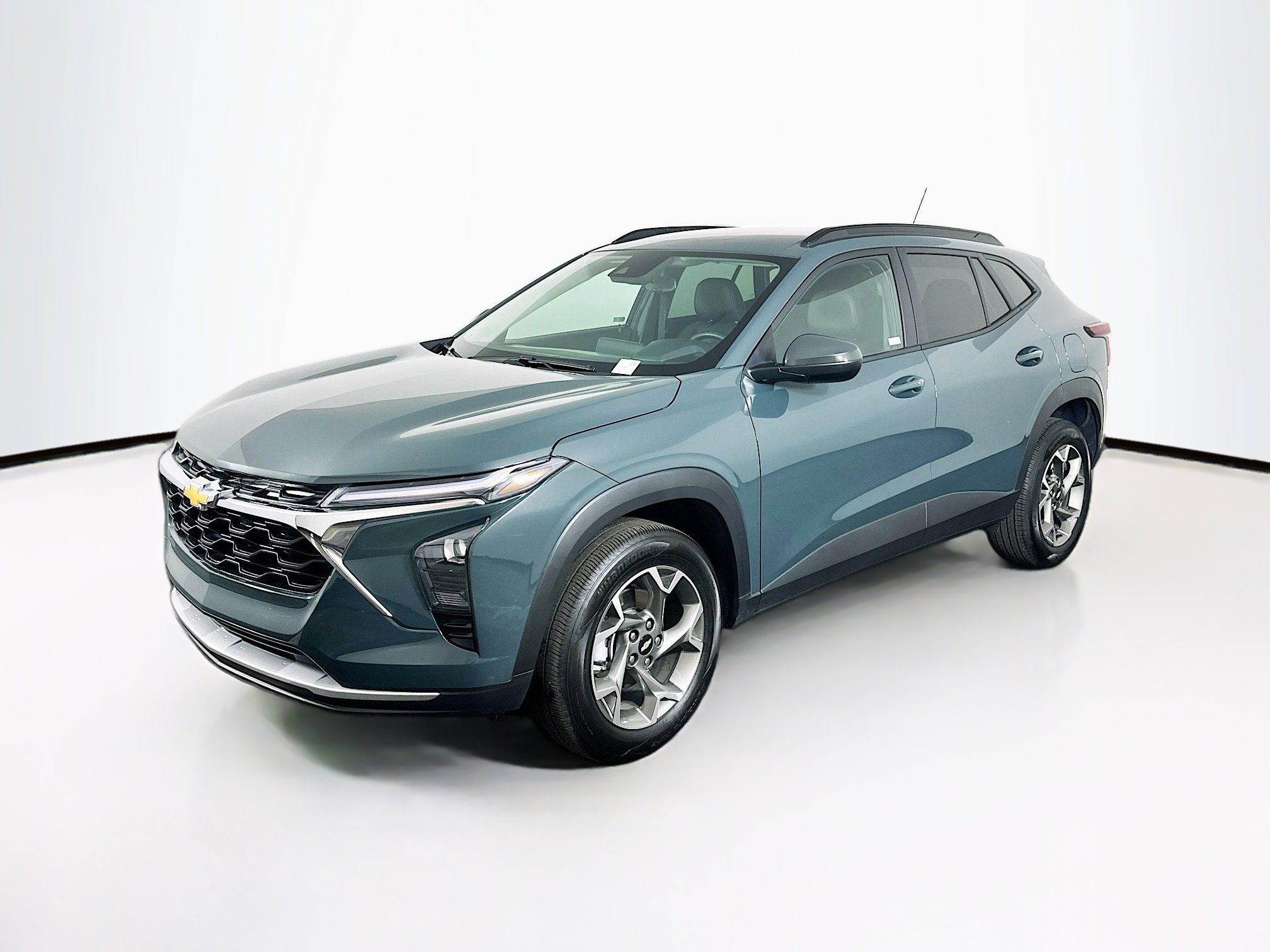 Used 2025 Chevrolet Trax LT w/ LT Convenience Package image 3