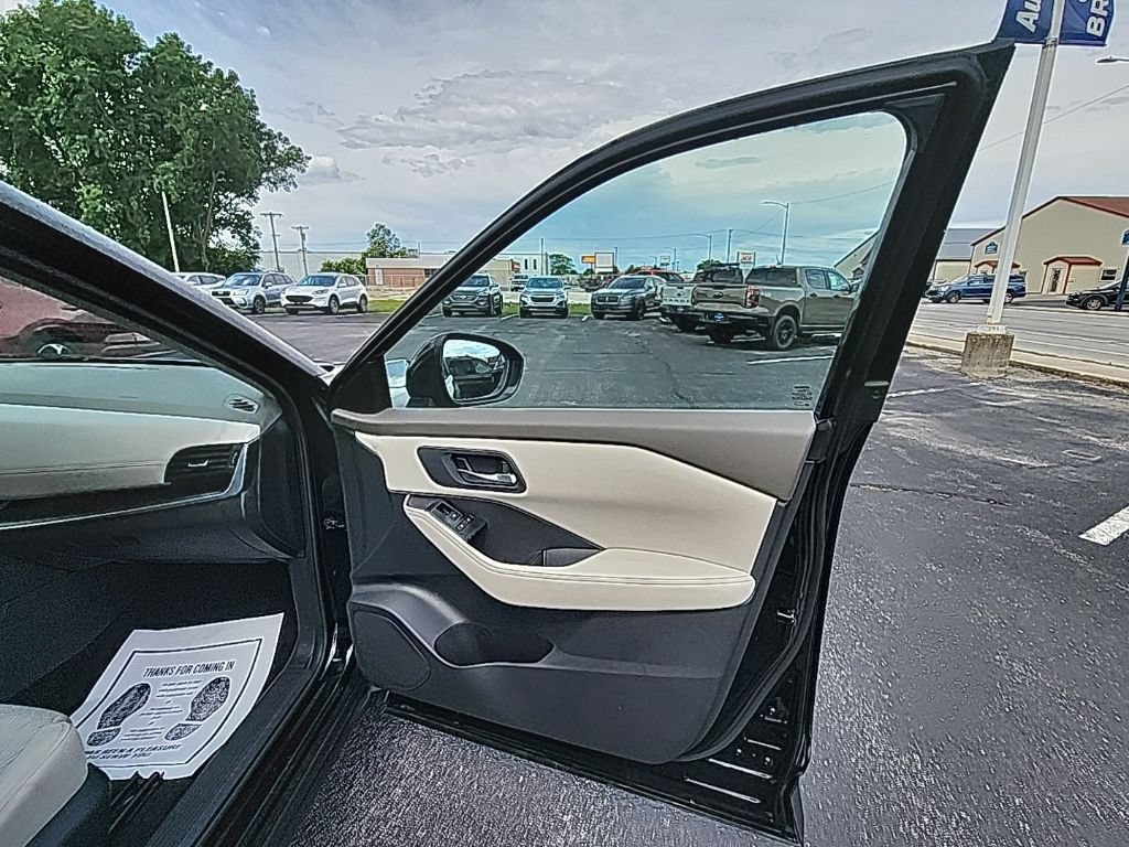 Used 2025 Nissan Rogue SV AWD/4WD image 14