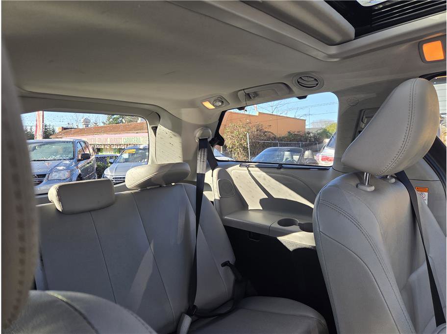 Used 2020 Toyota Sienna Limited Premium w/ Carpet Mat Package image 27