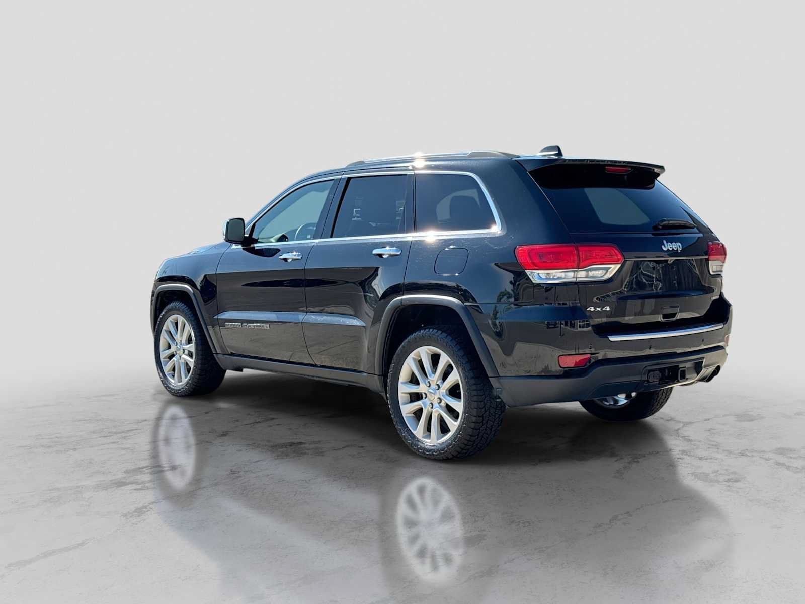 Used 2017 Jeep Grand Cherokee Limited AWD/4WD image 4