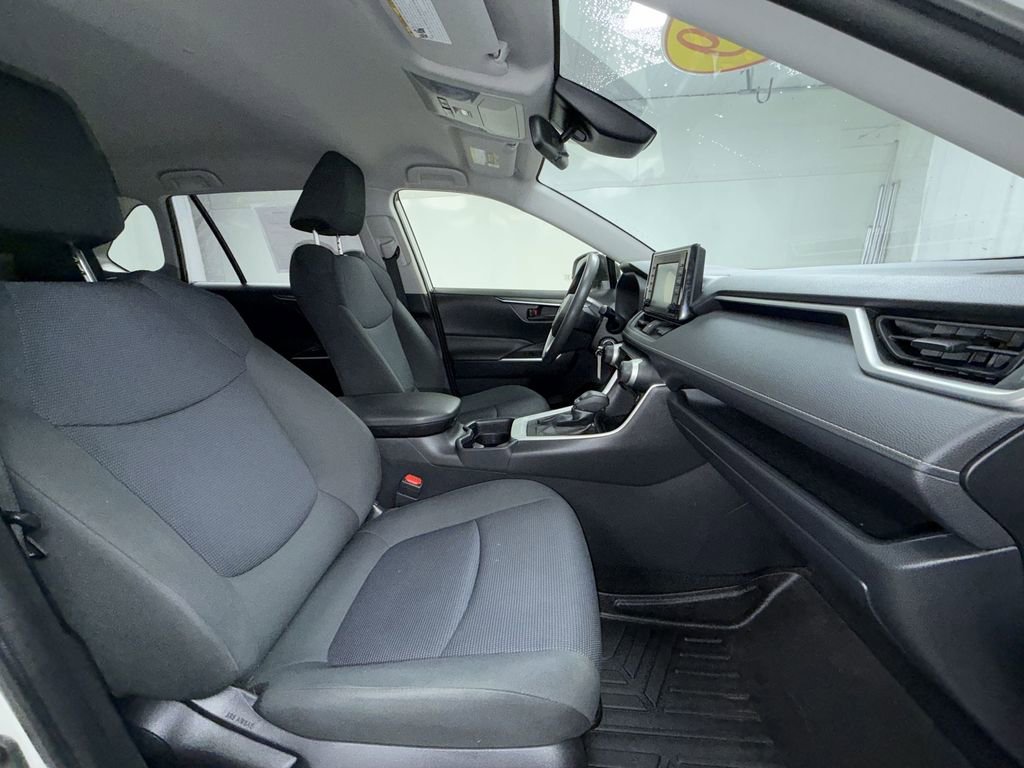 Used 2019 Toyota RAV4 LE image 11