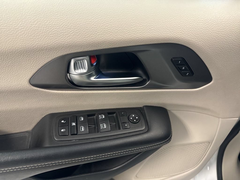 Used 2023 Chrysler Pacifica Touring-L FWD image 23