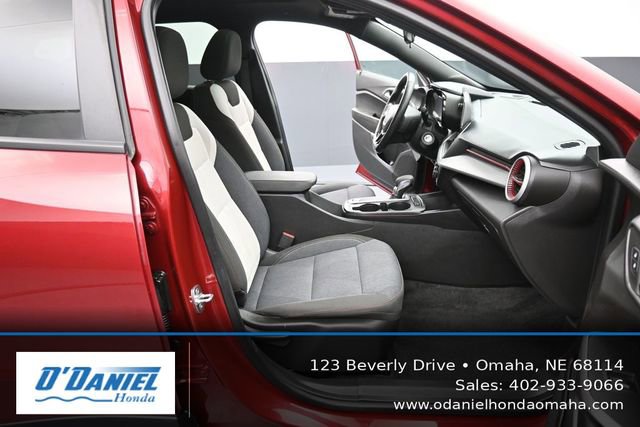 Used 2024 Chevrolet Trax RS w/ Sunroof Package FWD image 40