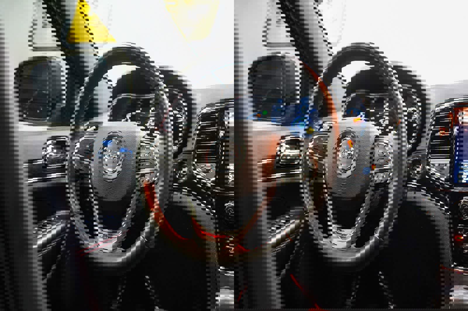 Used 2019 Jeep Grand Cherokee Trailhawk w/ Trailhawk Luxury Group image 15