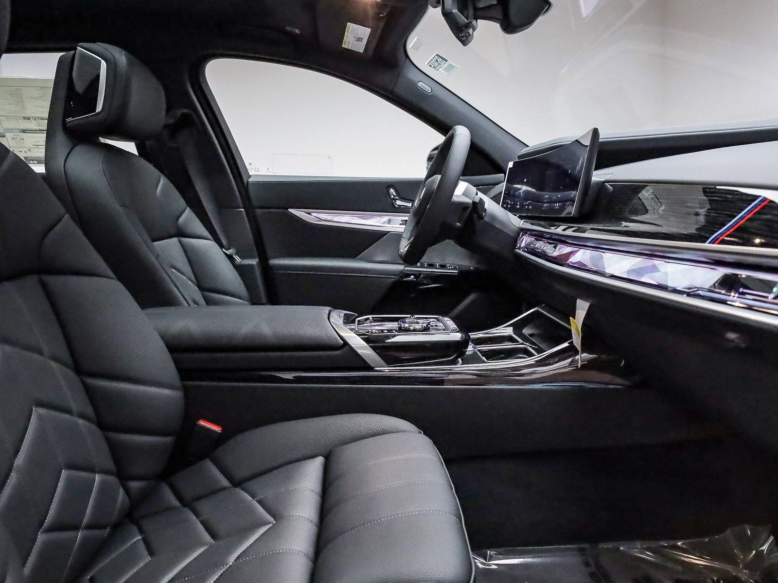 New 2025 BMW i7 xDrive60 w/ Premium Package image 18