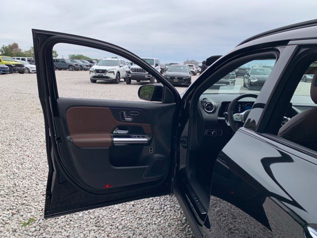 Used 2023 Mercedes-Benz GLA 35 AMG 4MATIC w/ Premium Package image 24