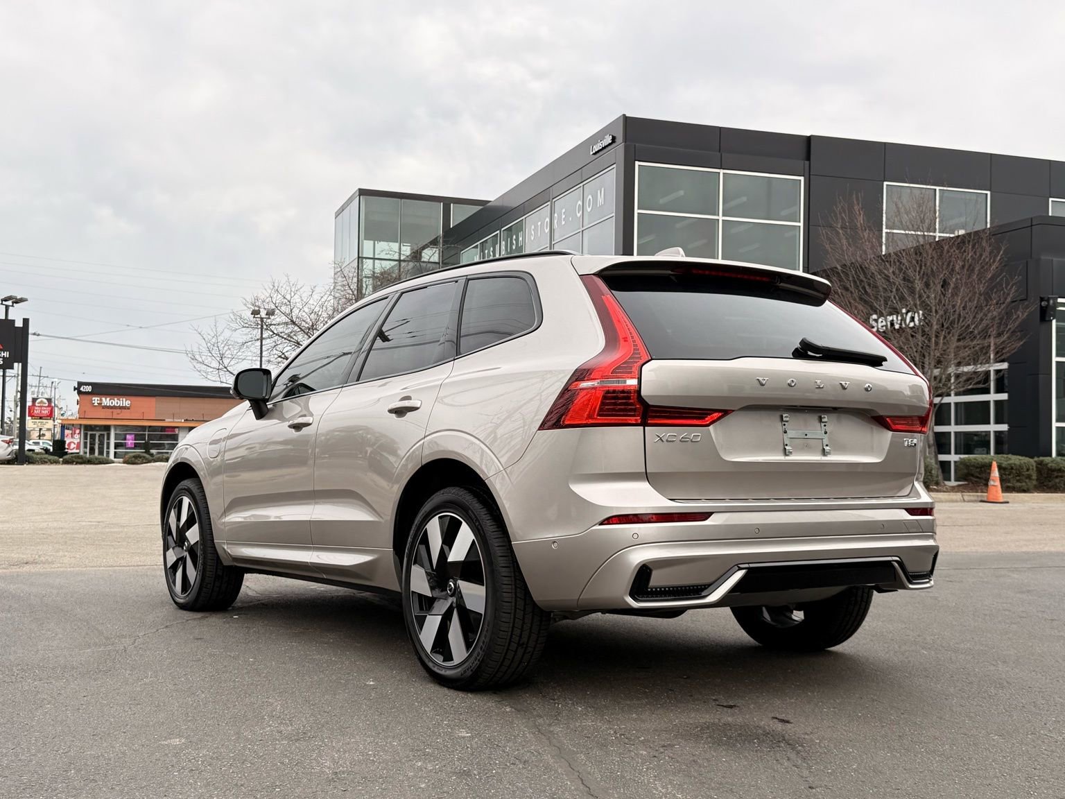 Used 2025 Volvo XC60 T8 Plus w/ Protection Package Premier image 3