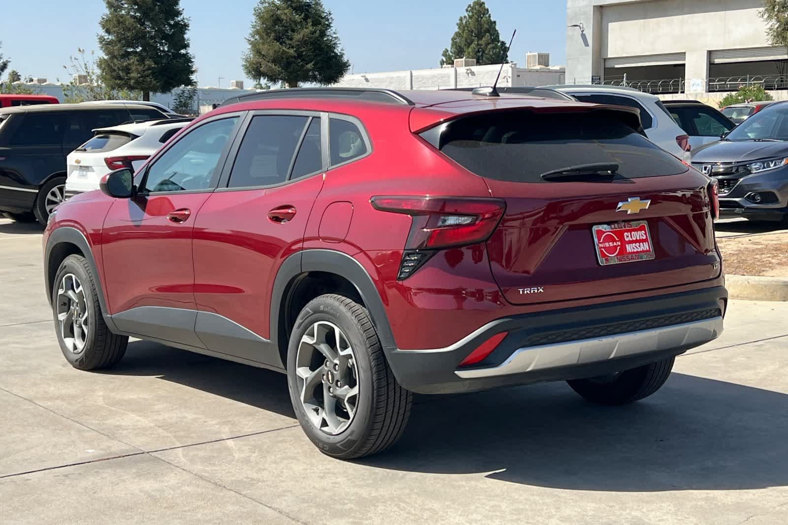 Used 2025 Chevrolet Trax LT FWD image 7