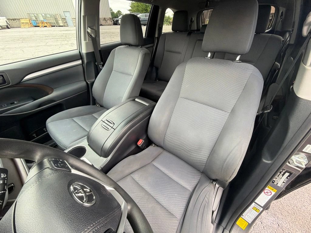 Used 2019 Toyota Highlander LE AWD/4WD image 14