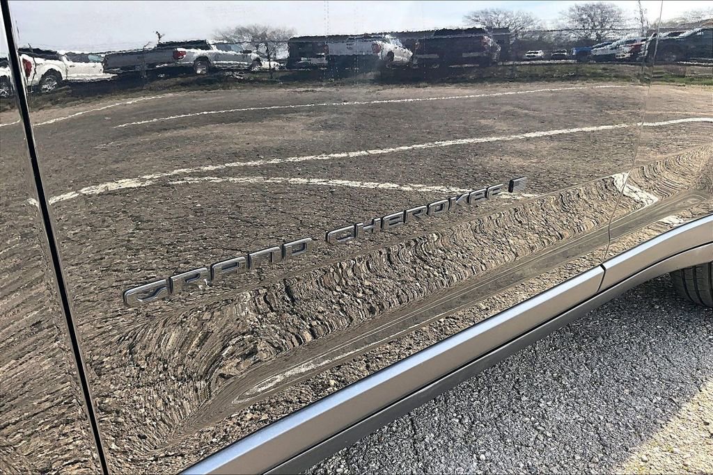 Used 2023 Jeep Grand Cherokee Limited w/ Black Appearance Package image 8