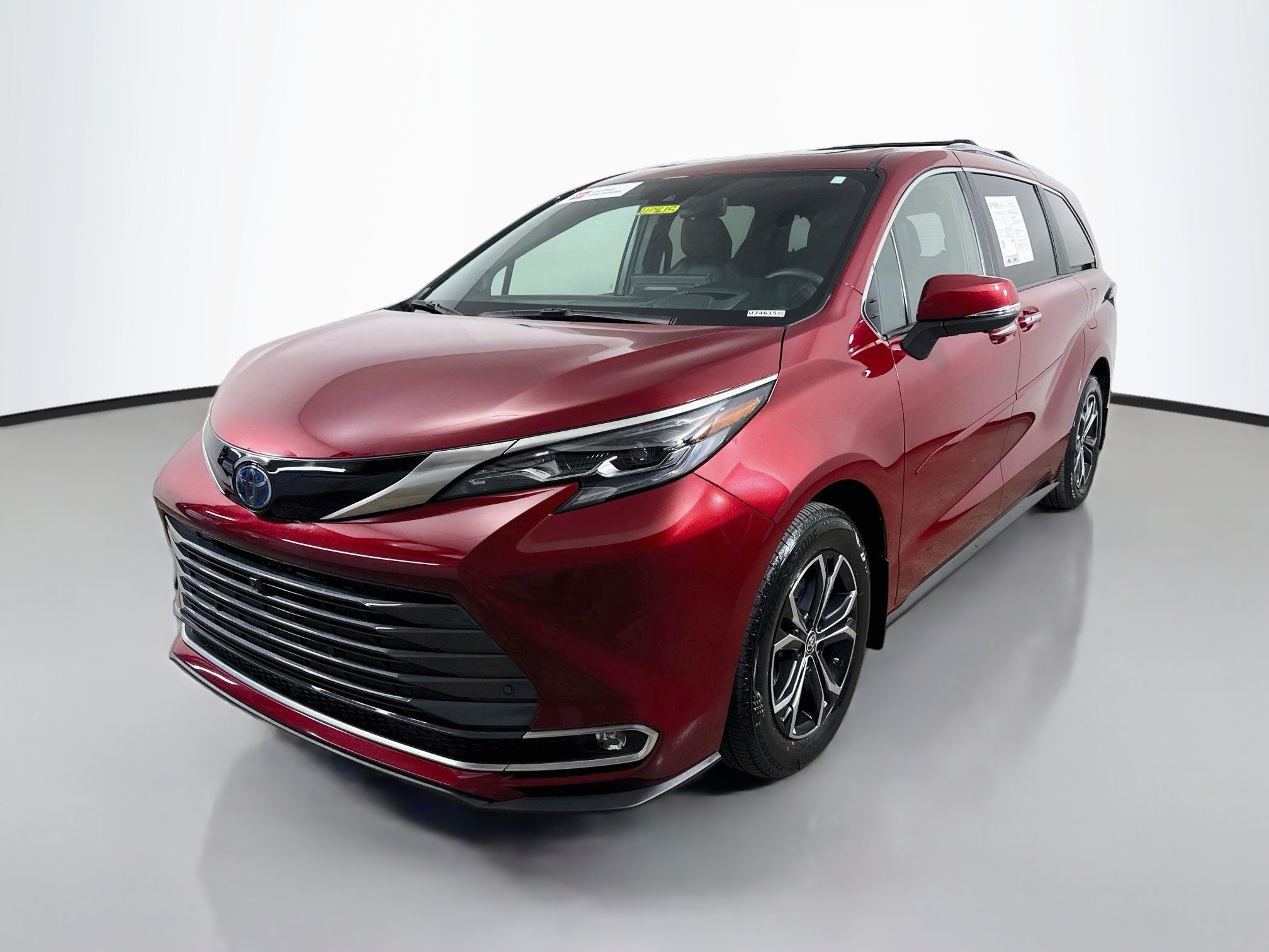 Used 2025 Toyota Sienna Platinum AWD/4WD image 3