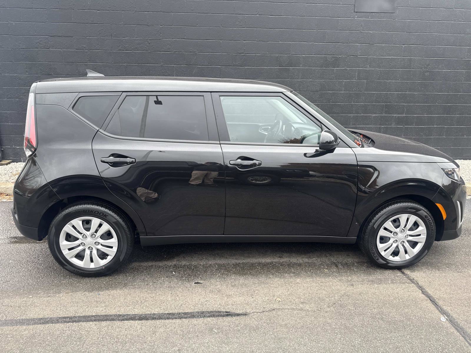 Used 2025 Kia Soul LX image 3