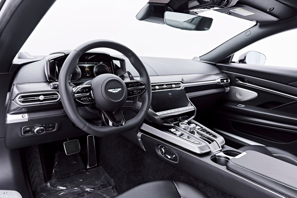 Used 2025 Aston Martin Vanquish RWD image 2