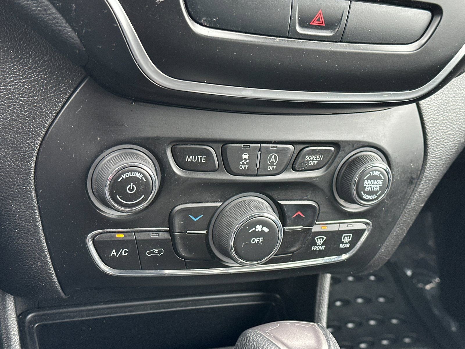 Used 2020 Jeep Cherokee Latitude image 20