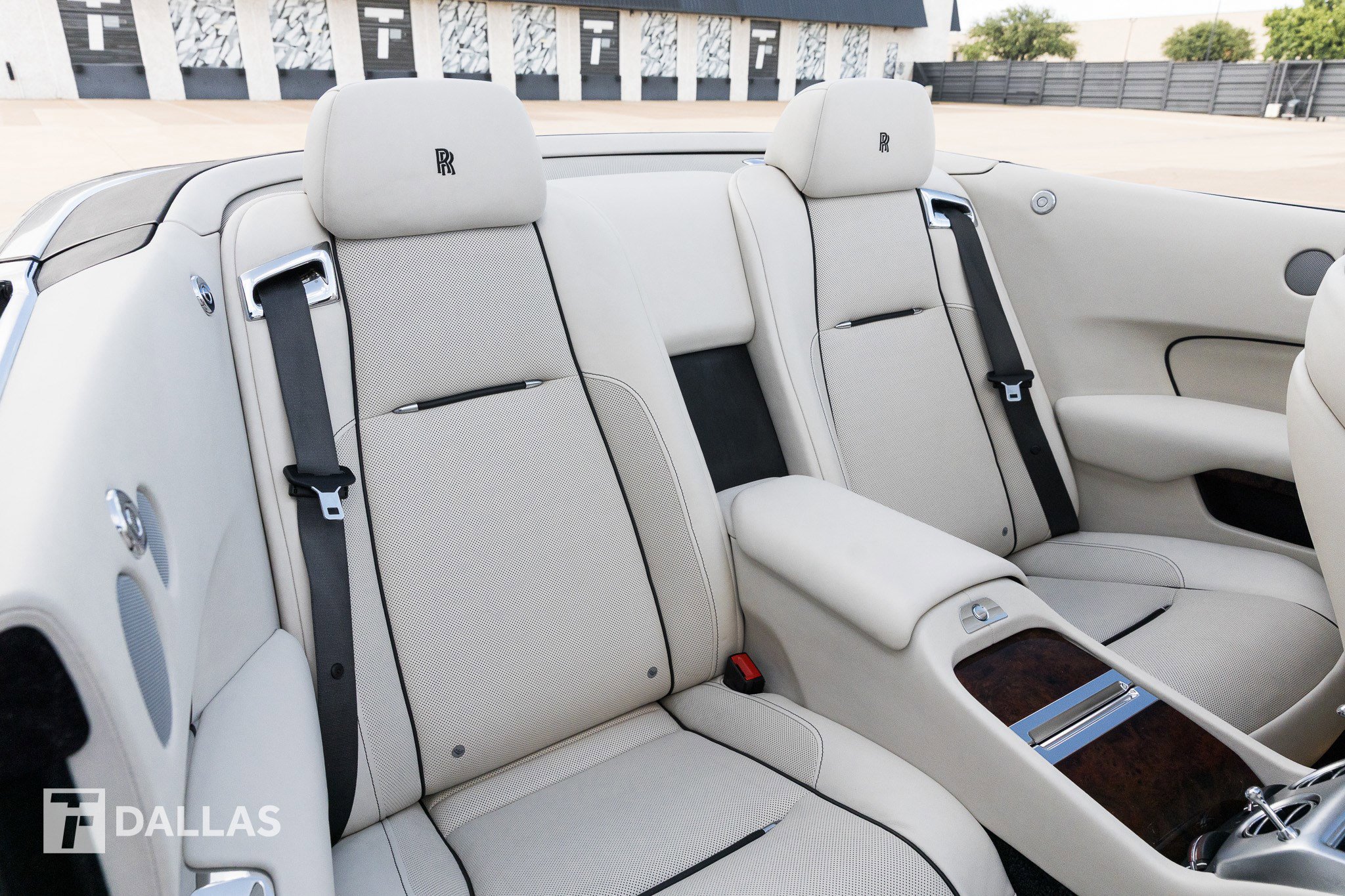 Used 2017 Rolls-Royce Dawn image 39