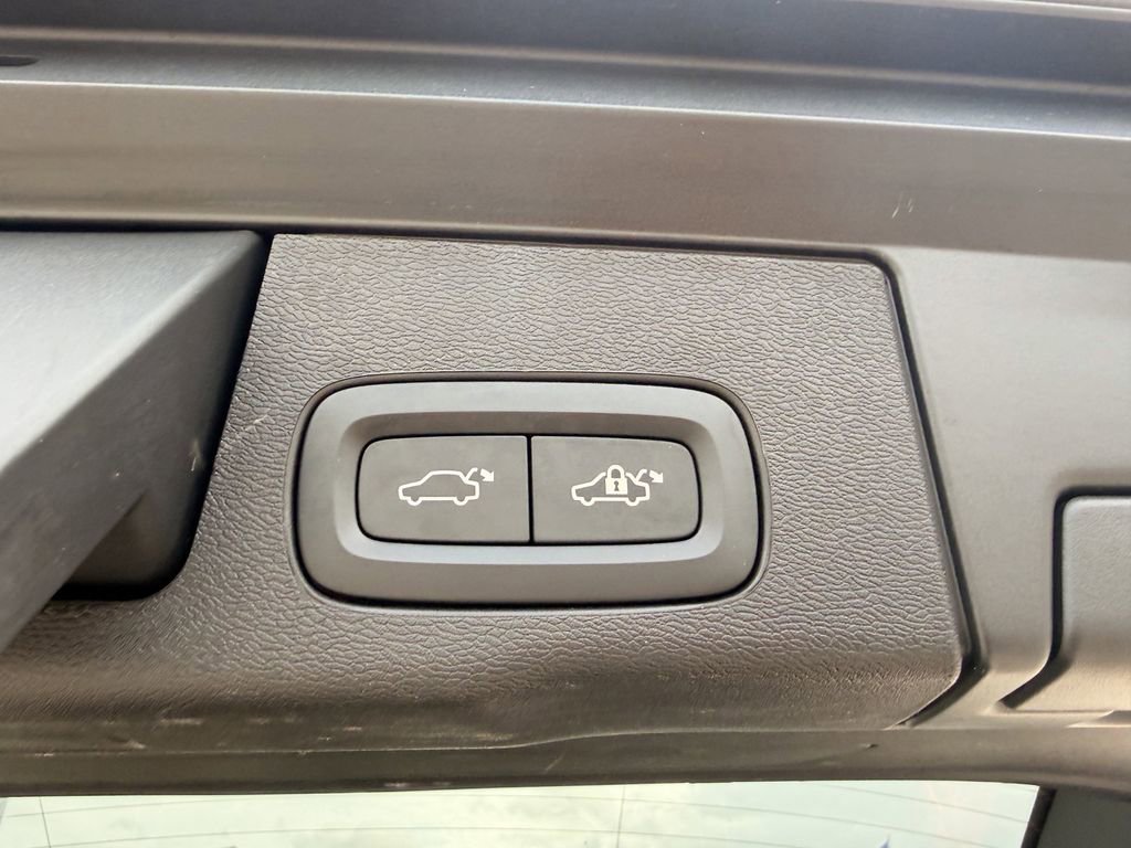 Used 2024 Volvo XC60 B5 Core image 30