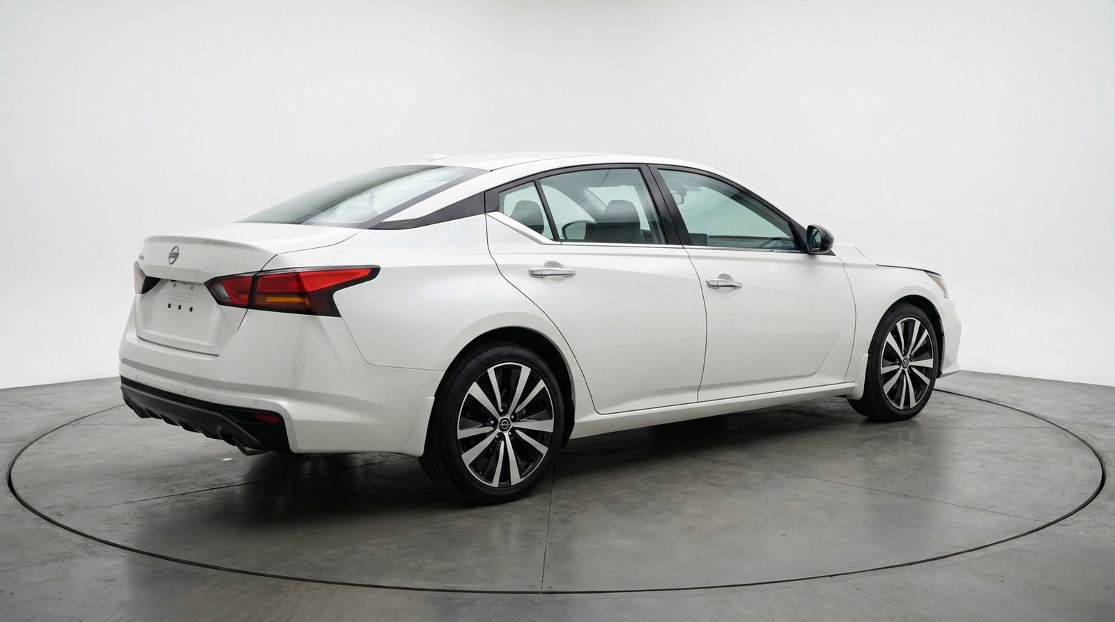 Used 2025 Nissan Altima 2.5 SV FWD image 9