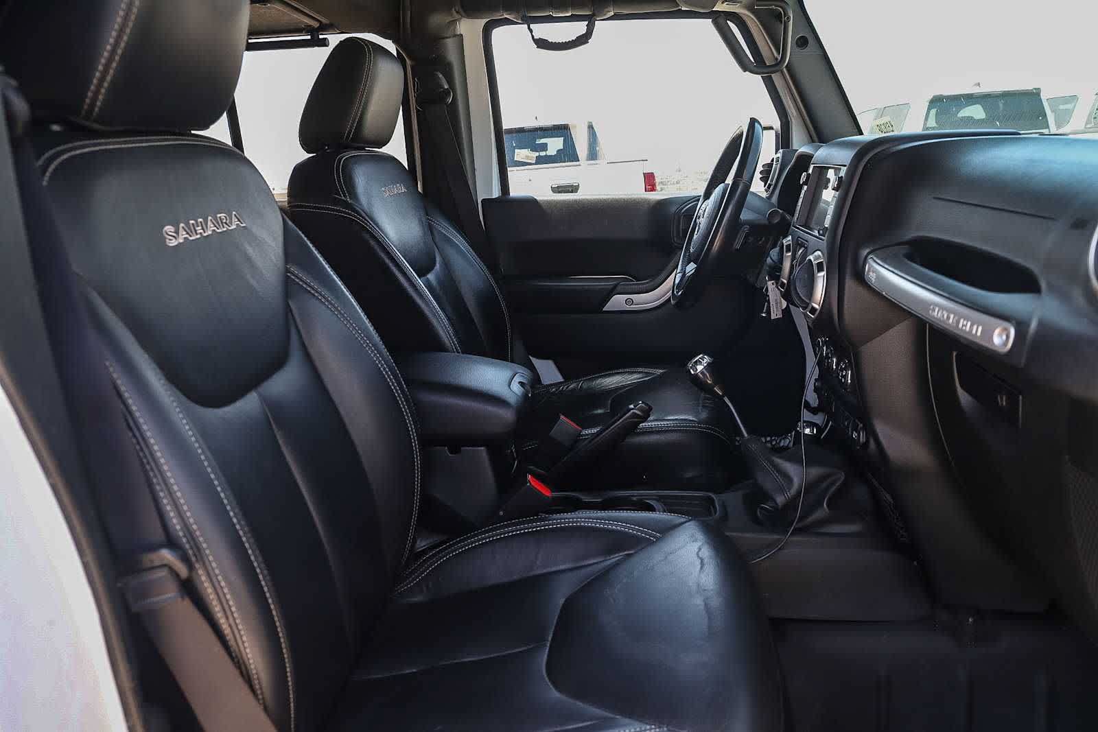 Used 2017 Jeep Wrangler Unlimited Sahara w/ Connectivity Group AWD/4WD image 15
