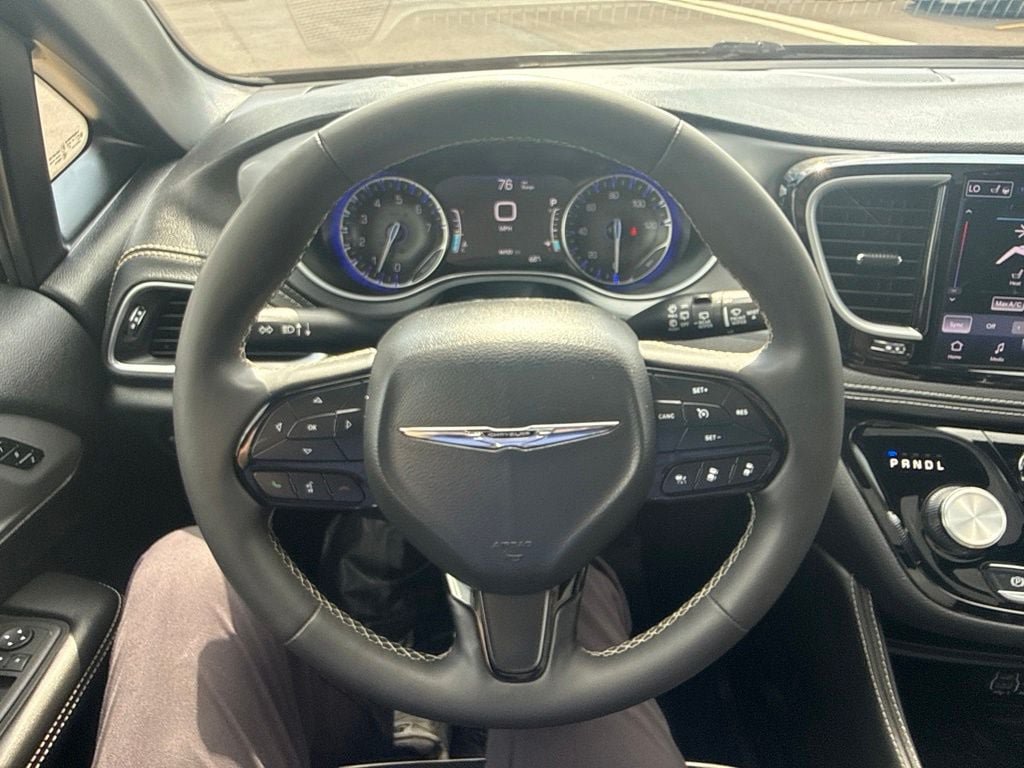 Used 2025 Chrysler Pacifica Limited FWD image 35