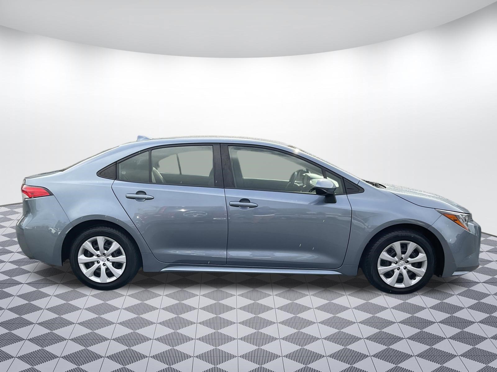 Used 2022 Toyota Corolla LE FWD image 2