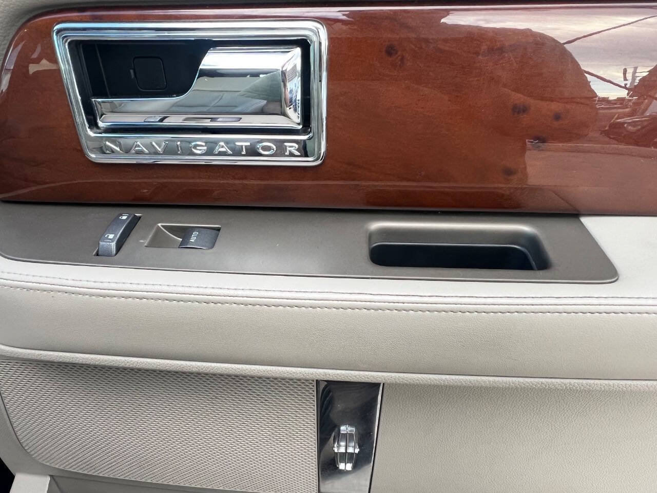 Used 2014 Lincoln Navigator L 4WD image 11