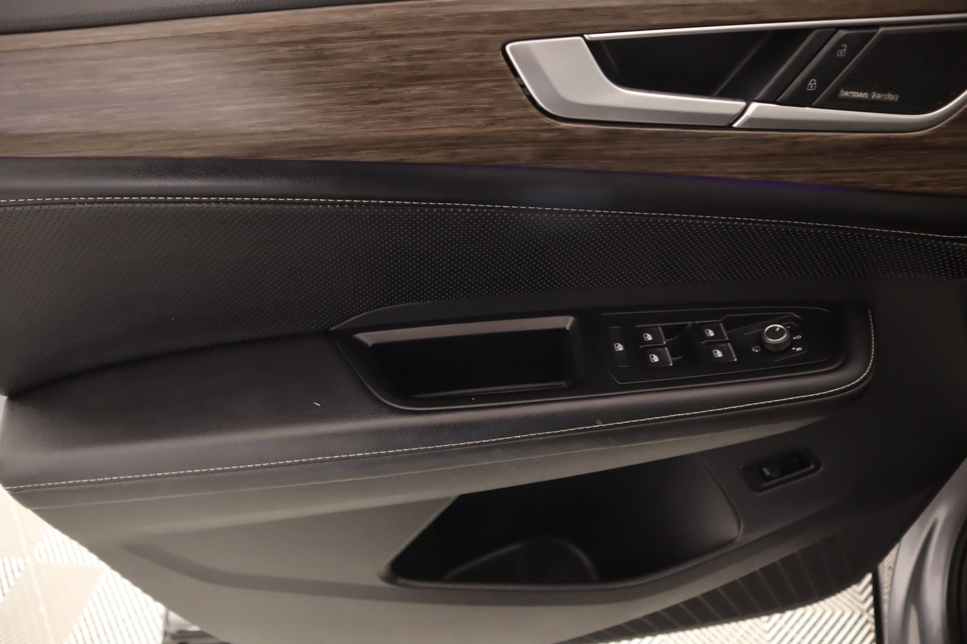 Used 2024 Volkswagen Atlas SEL Premium R-Line image 17