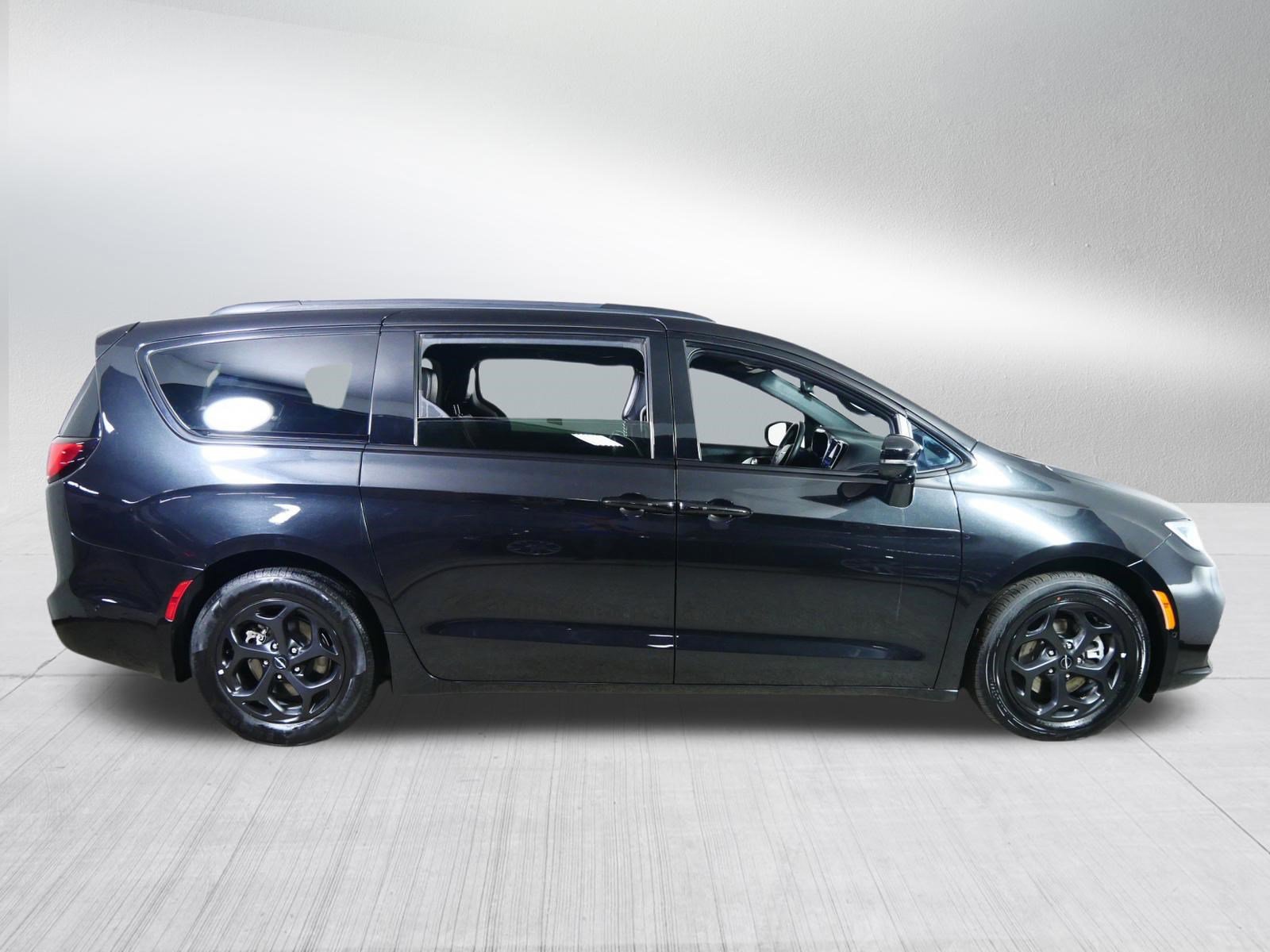 Used 2024 Chrysler Pacifica Premium FWD image 8