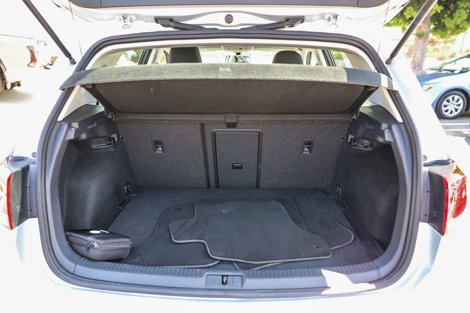 Used 2019 Volkswagen e-Golf SE w/ Driver Assistance Package FWD image 26