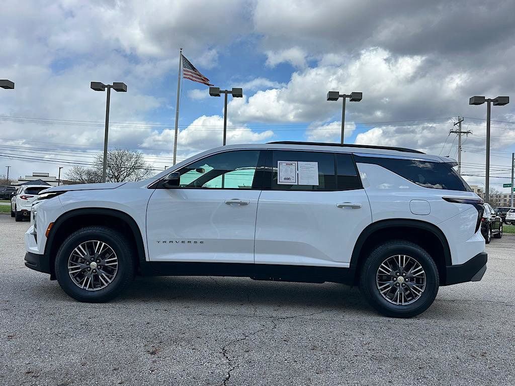 Used 2026 Chevrolet Traverse LT FWD image 2
