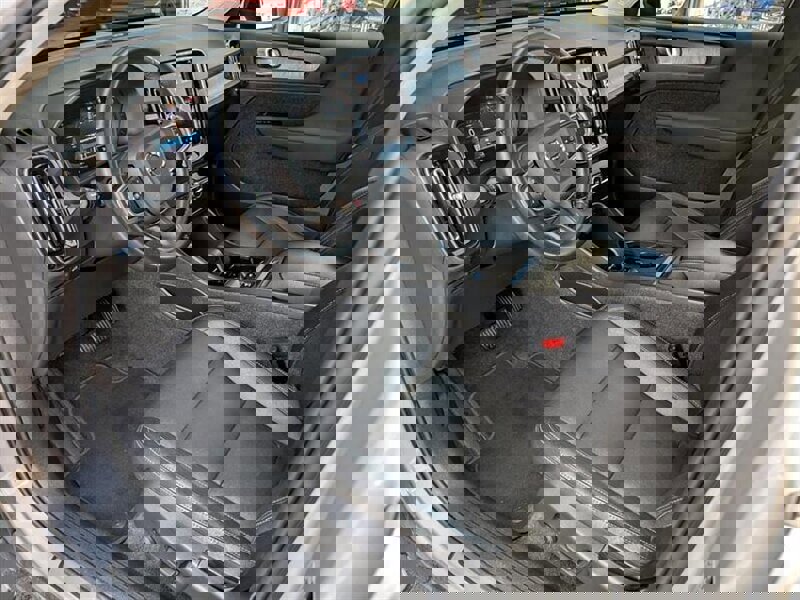 Used 2024 Volvo XC40 B5 Core image 2