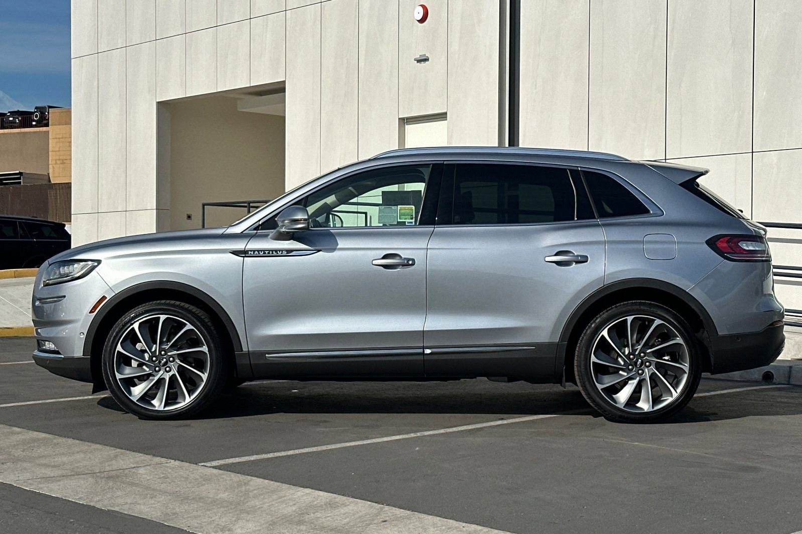 Used 2022 Lincoln Nautilus Reserve w/ Equipment Group 202A image 6