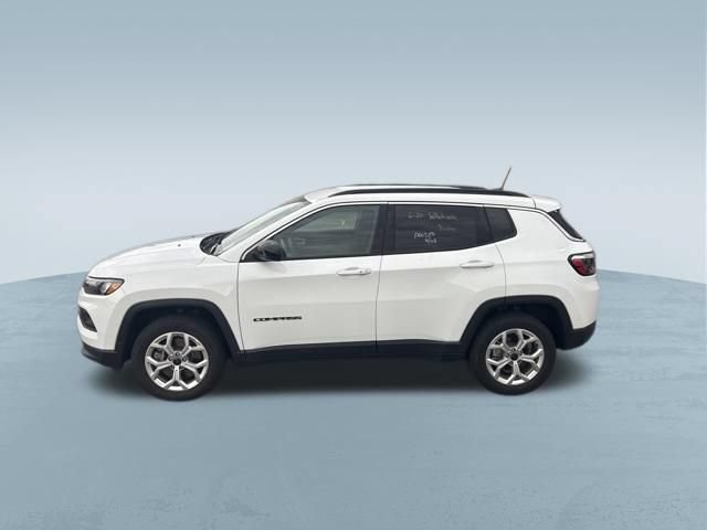 Used 2025 Jeep Compass Latitude AWD/4WD image 4