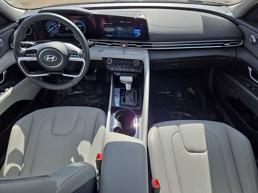 Used 2025 Hyundai Elantra Limited image 16