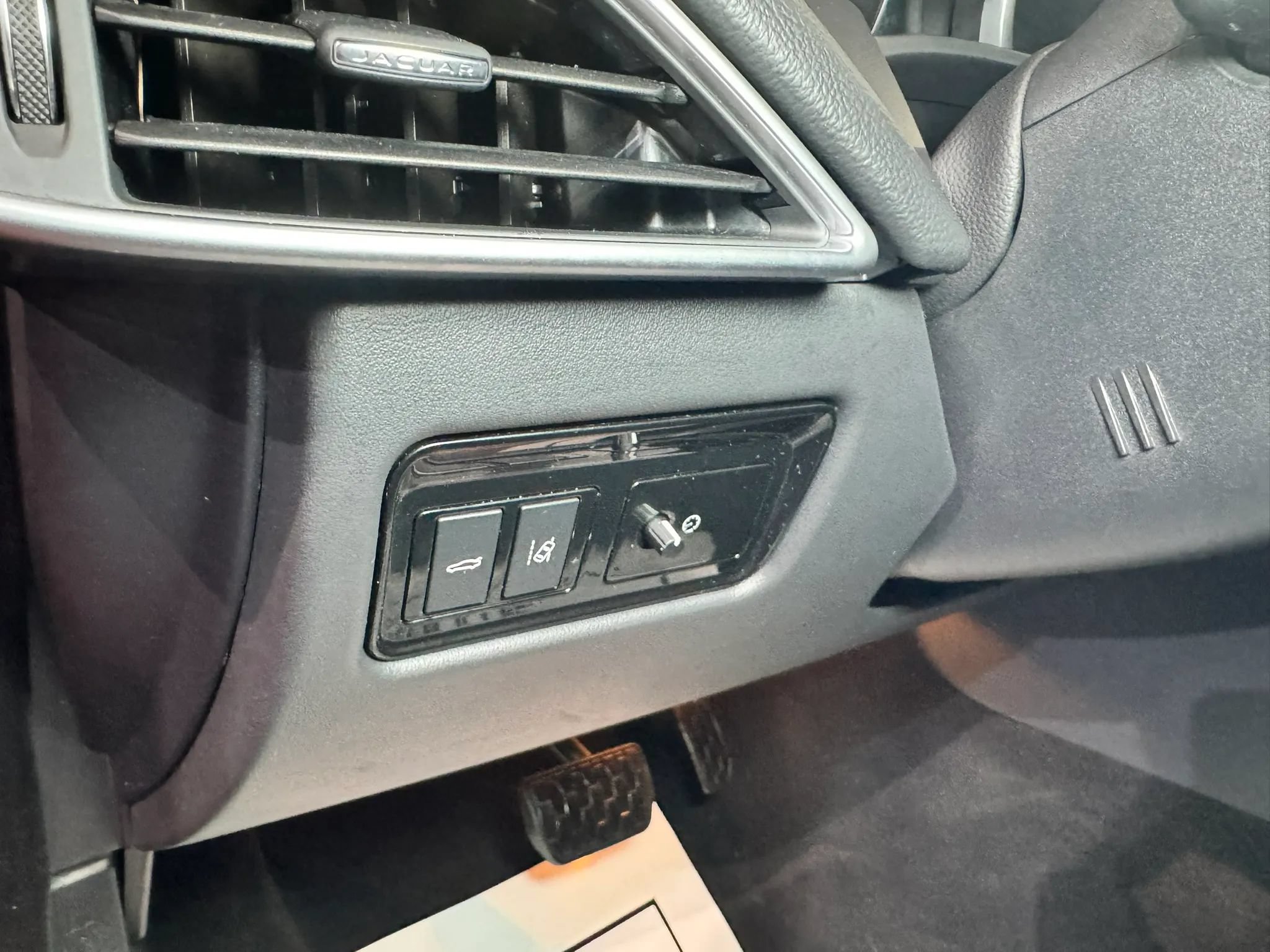 Used 2018 Jaguar XE Premium AWD/4WD image 24