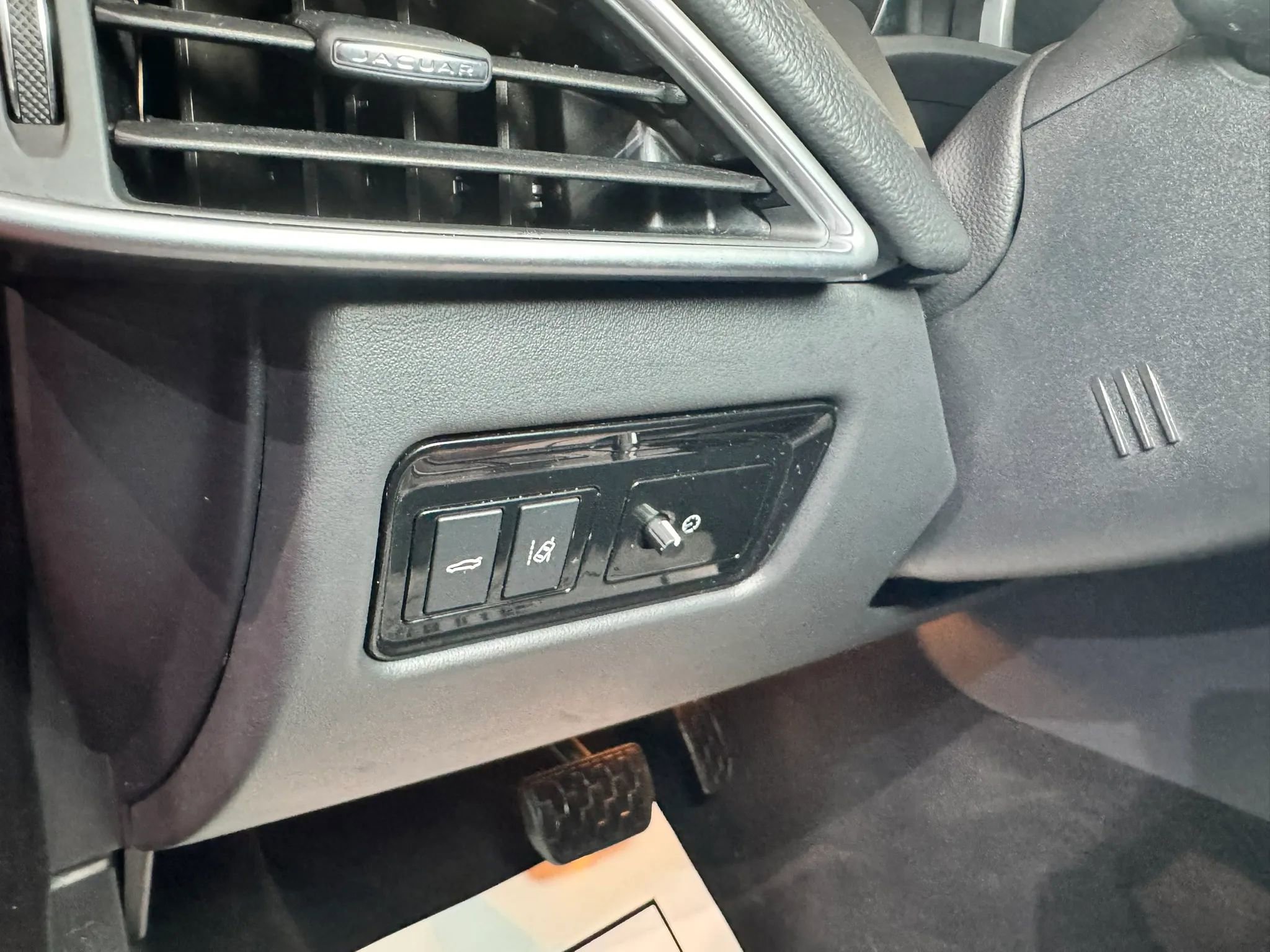 Used 2018 Jaguar XE Premium AWD/4WD image 24