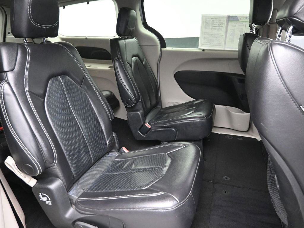 Used 2022 Chrysler Pacifica Touring-L image 8