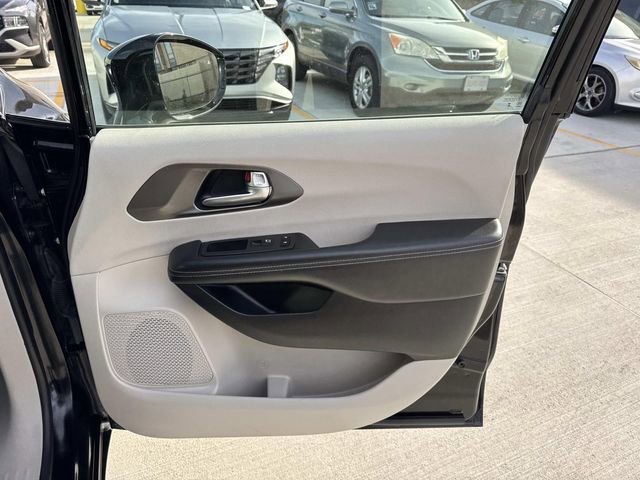 Used 2024 Chrysler Pacifica Touring-L image 13