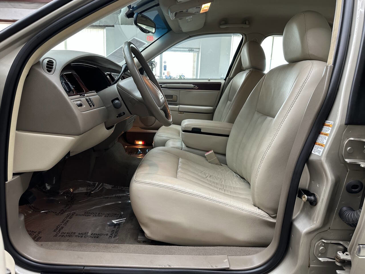 Used 2004 Lincoln Town Car Executive image 11