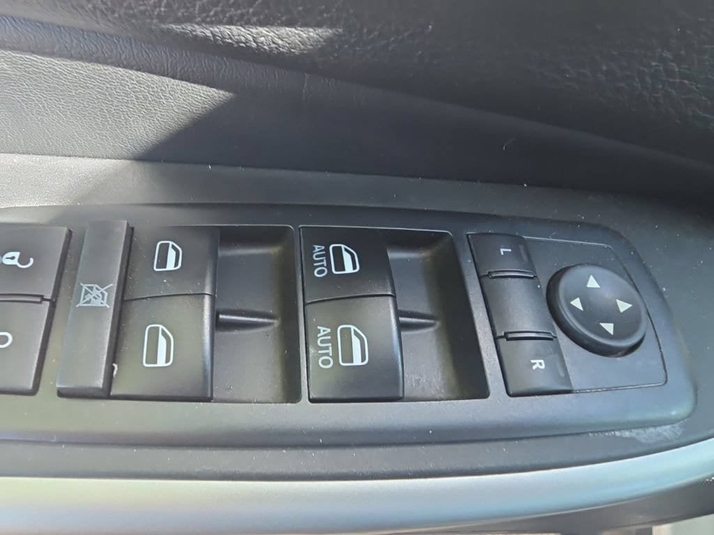 Used 2017 Jeep Cherokee Trailhawk AWD/4WD image 12