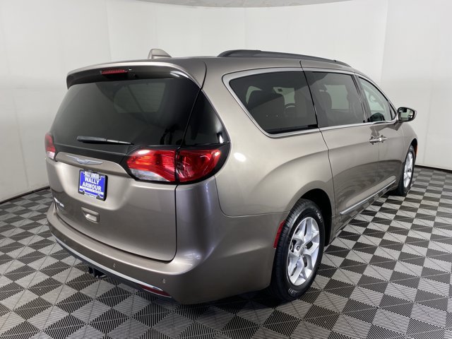 Used 2017 Chrysler Pacifica Touring-L w/ Tire & Wheel Group FWD image 7