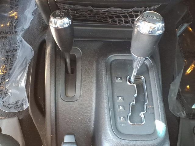 Used 2015 Jeep Wrangler Unlimited Sahara w/ Connectivity Group image 25