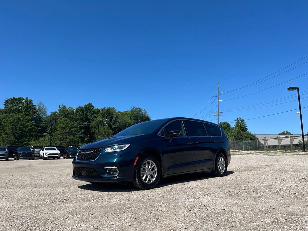 Used 2025 Chrysler Pacifica Select FWD image 2