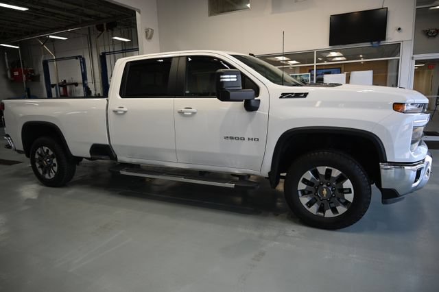 Used 2024 Chevrolet Silverado 2500 LT AWD/4WD image 4