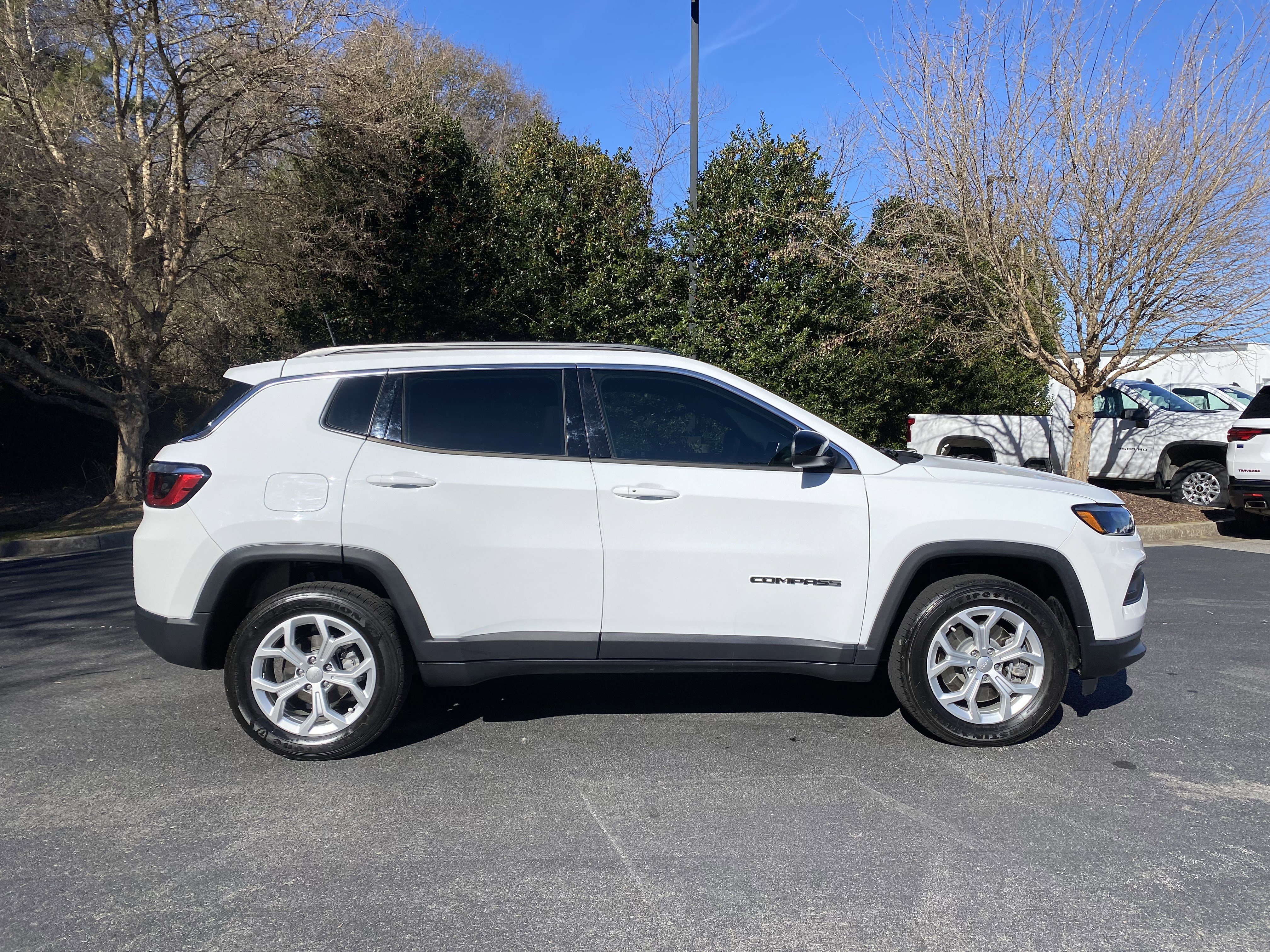 Used 2024 Jeep Compass Latitude image 10
