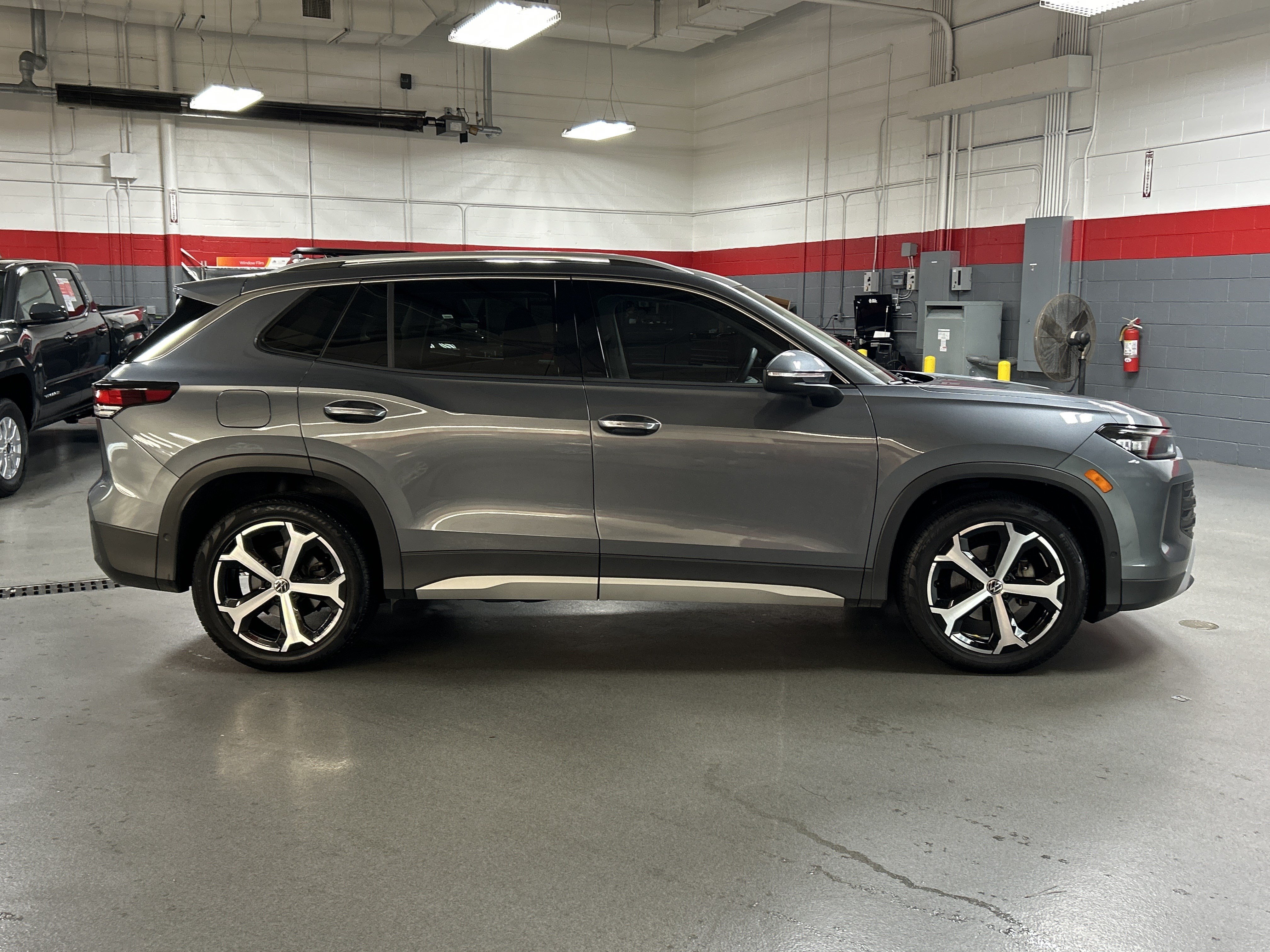 Used 2025 Volkswagen Tiguan SE FWD image 11