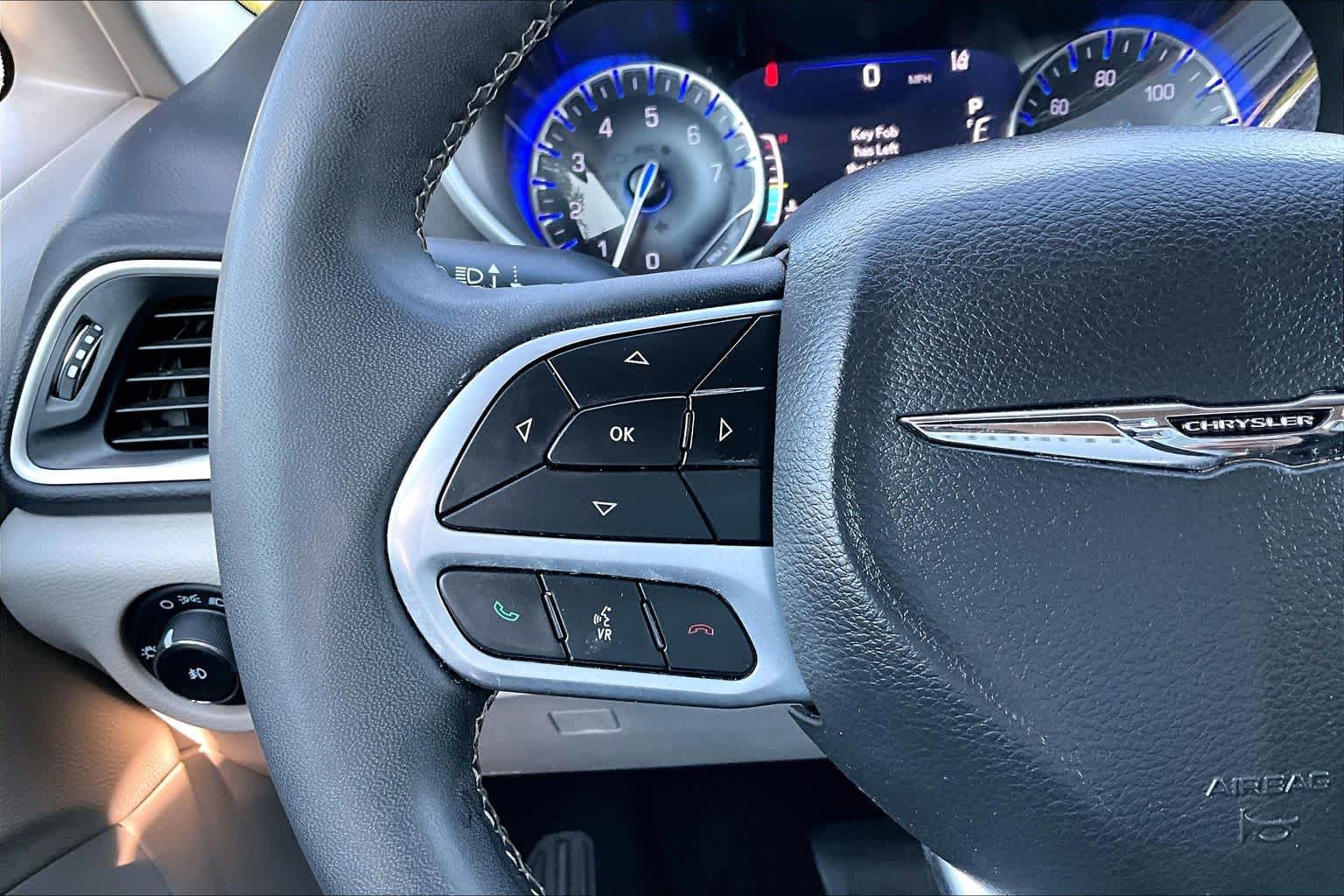 Used 2023 Chrysler Pacifica Touring-L FWD image 23