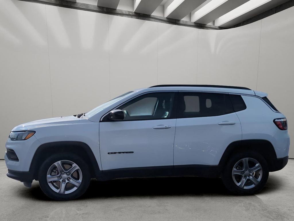 Used 2024 Jeep Compass Latitude AWD/4WD image 2